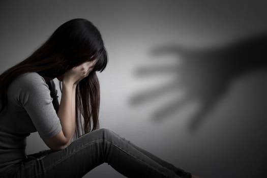 Лечение депрессий: девушка сидит и плачет